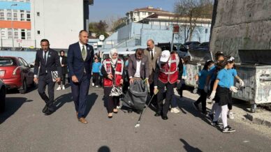 ogrenciler hem eglendi hem temizlik yapti nHmmJNlt