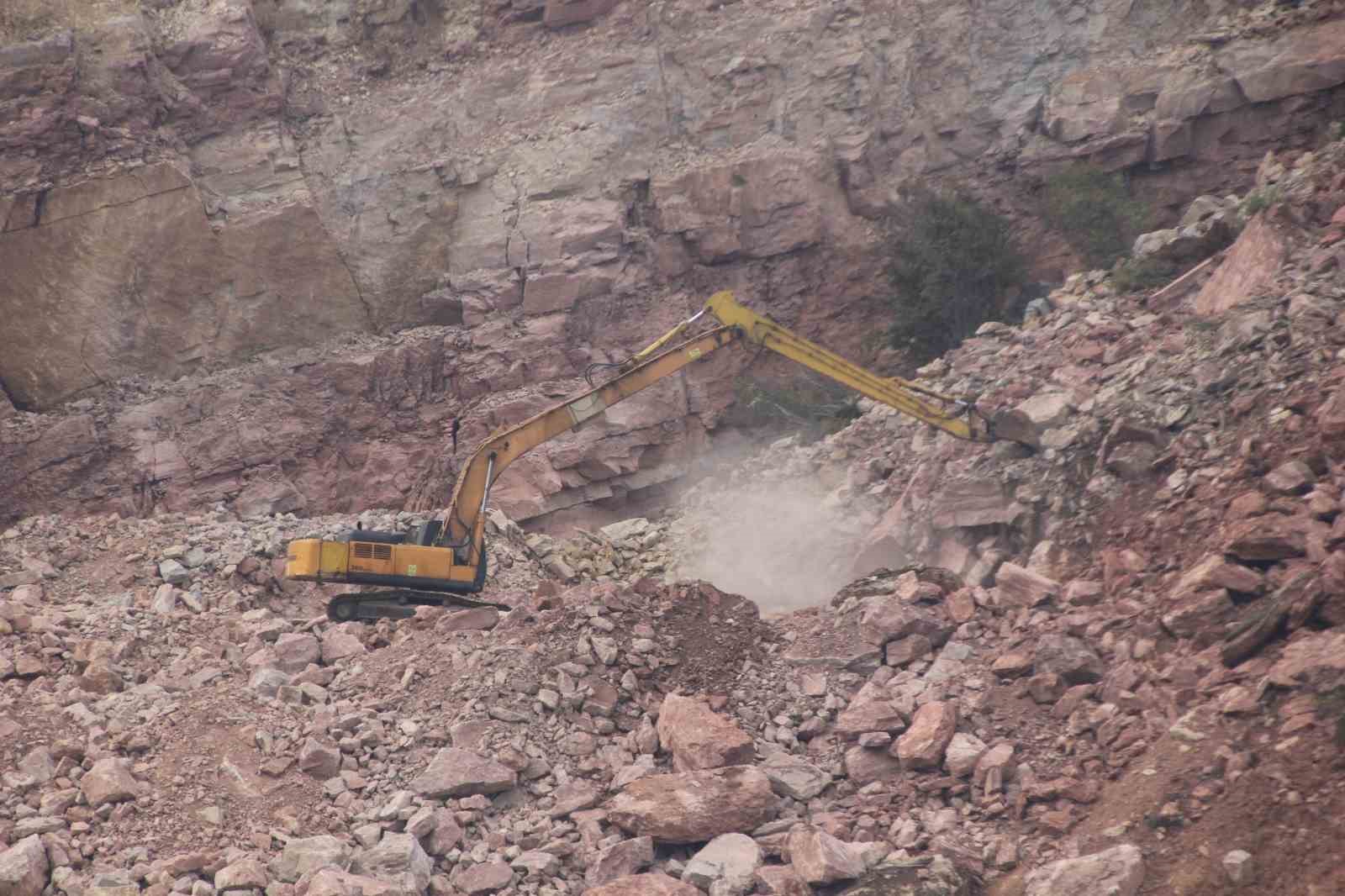 orduda gocuk altinda kalan kamyon soforu icin yeniden arama calismasi baslatildi vTkRSl3u
