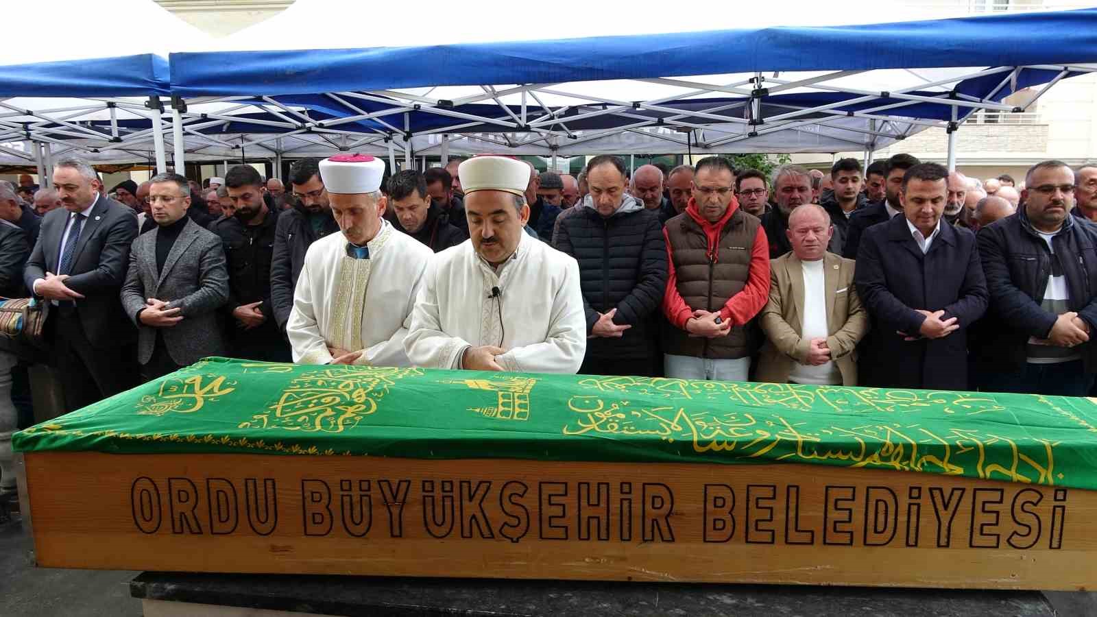 orduda gocuk altinda kalan kamyon soforu topraga verildi by3gDKOY