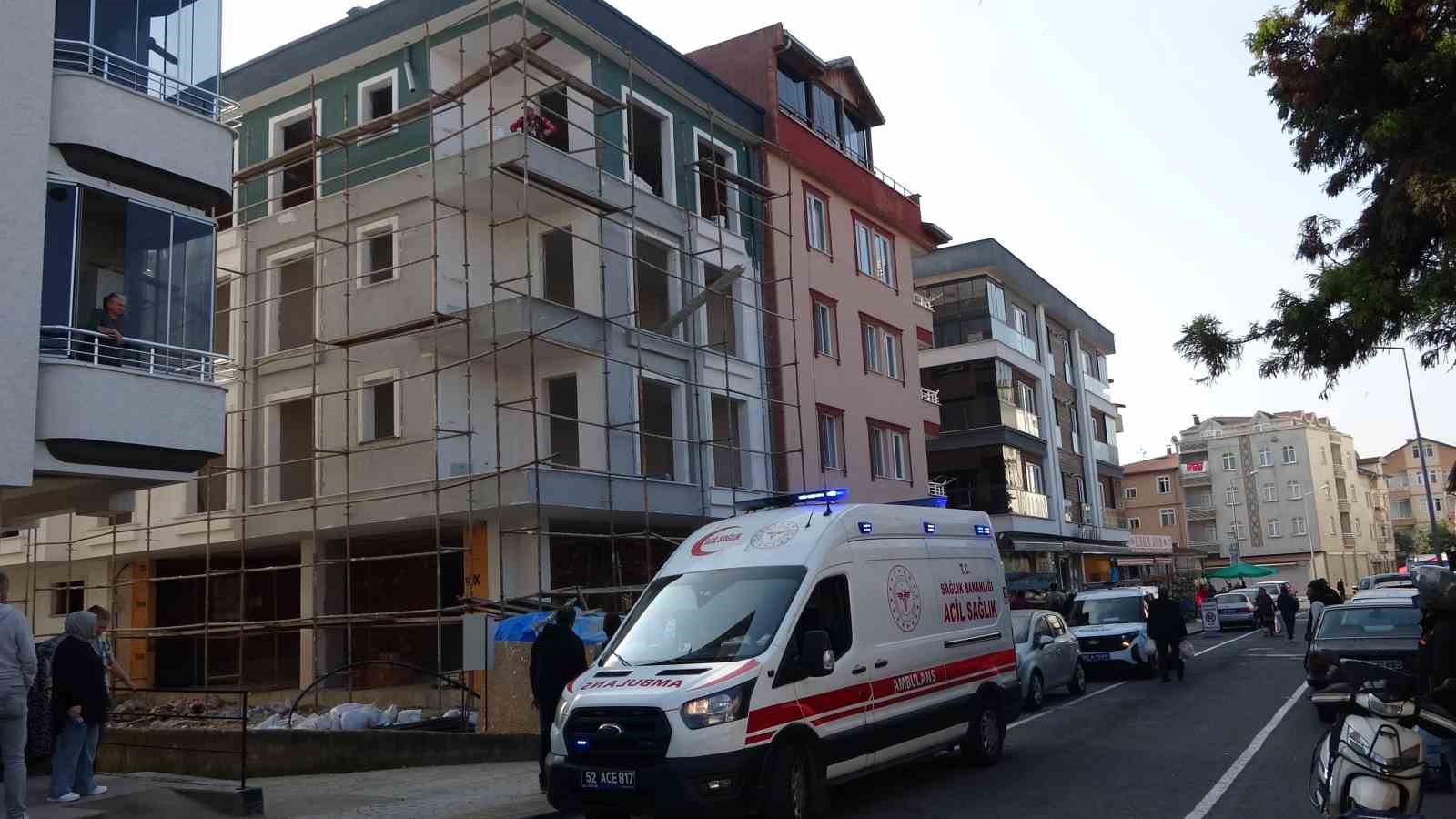 orduda insaattan dusen isci yaralandi