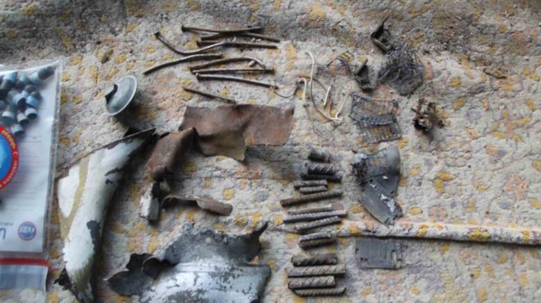 otel calisani ignin otel onunde tup ve metal parcalar ile ugrastigini gordum UICafRsi