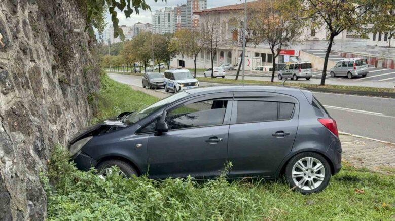 otomobil istinat duvarina carpti idmana giden futbolcu yaralandi gGk2tDtE