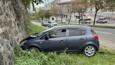 otomobil istinat duvarina carpti idmana giden futbolcu yaralandi v6JkmLtu