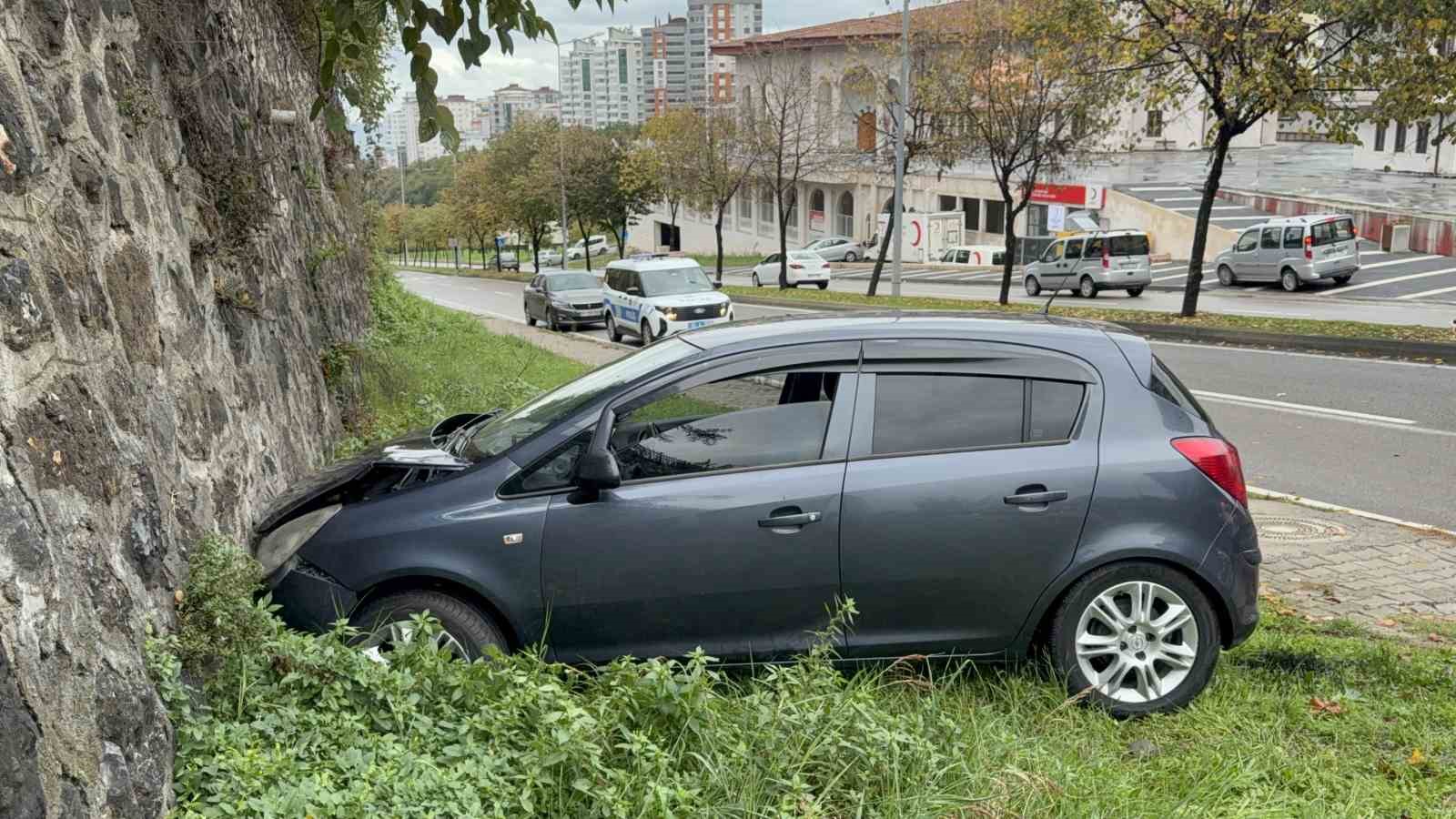 otomobil istinat duvarina carpti idmana giden futbolcu yaralandi v6JkmLtu