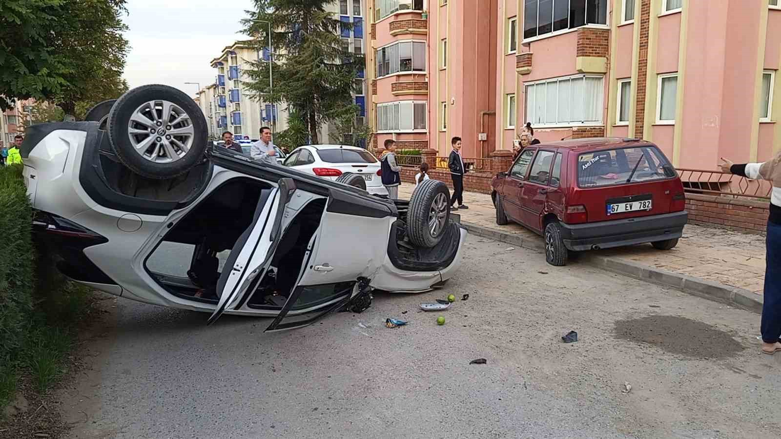 otomobil park halinde olan araca carpip ters sekilde durabildi 3 yarali AaNRgdOt