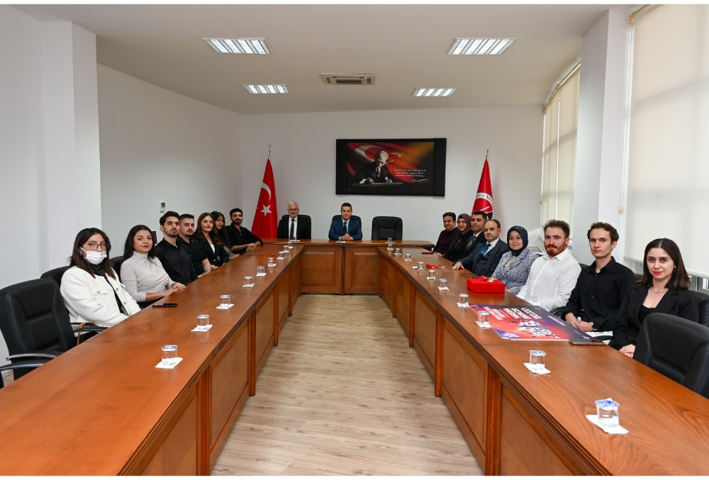 rektor topal teknofest 2025 ve turkiye 2053 yarismalarinda dereceye giren ogrencileri tebrik etti 5fmsY8n9