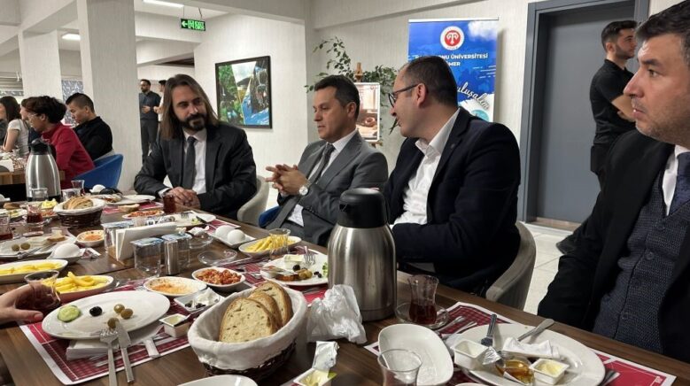 rektor topal universitemiz hosgoru dostluk ve bilimin evrenselligini merkeze alan bir yapiya sahiptir HChaOIDQ