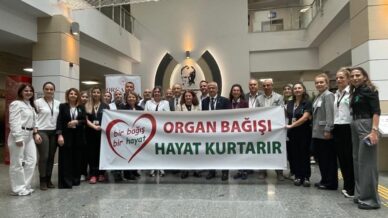 saglik calisanlari organ bagisinin onemine dikkat cekmek icin yesil kurdele takti LubMJMf6