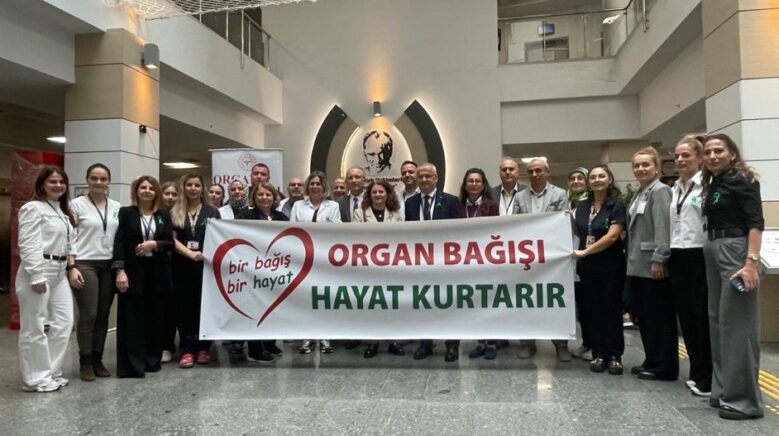 saglik calisanlari organ bagisinin onemine dikkat cekmek icin yesil kurdele takti LubMJMf6