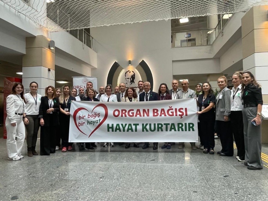 saglik calisanlari organ bagisinin onemine dikkat cekmek icin yesil kurdele takti LubMJMf6