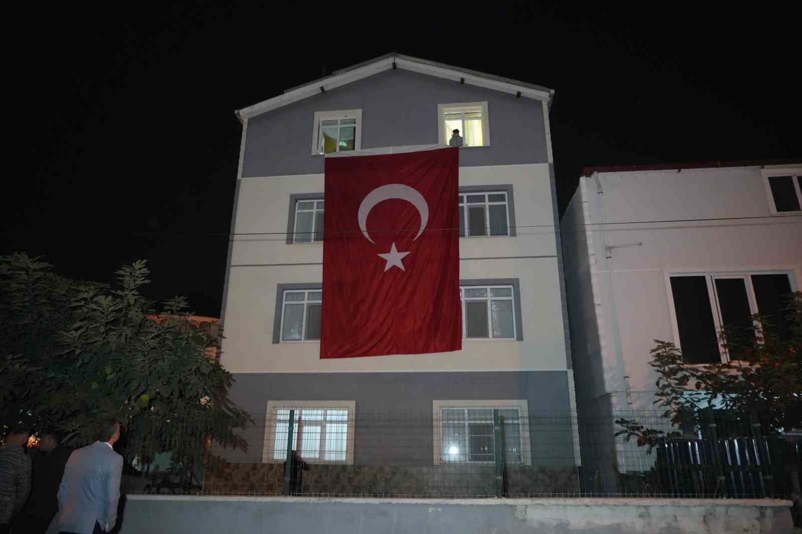 samsunlu sehidin baba evine turk bayragi asildi USjWVvRA