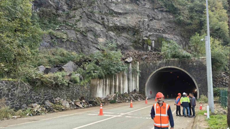 sarp sinir kapisi yolunda heyelan 2k3GhABl