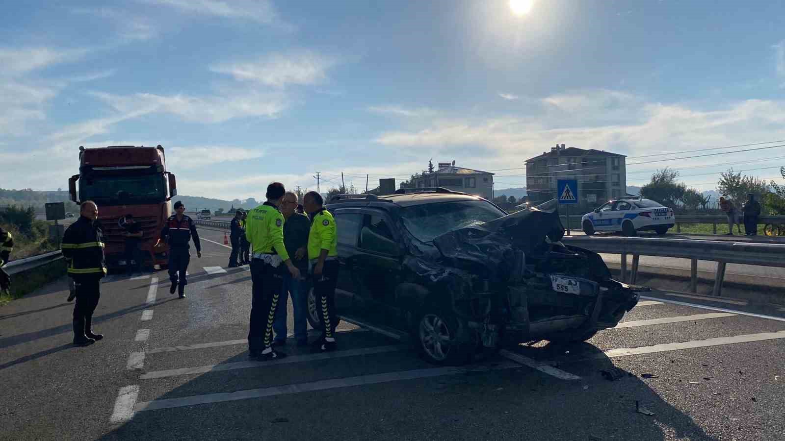 sinopta otomobil traktore arkadan carpti 2 yarali jNCh9J7a