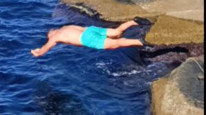 soguk havaya aldiris etmeden denize girdi 5Y1TFB3a