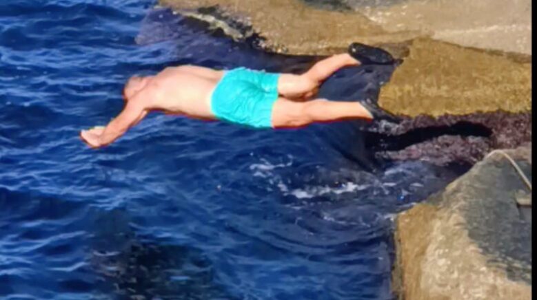 soguk havaya aldiris etmeden denize girdi 5Y1TFB3a