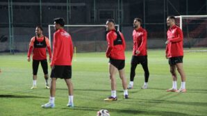 teknik direktor huseyin eroglu yeni takimiyla ilk antrenmanina cikti aI7f3adE