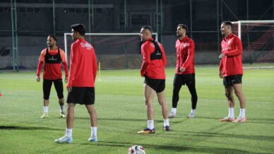 teknik direktor huseyin eroglu yeni takimiyla ilk antrenmanina cikti aI7f3adE