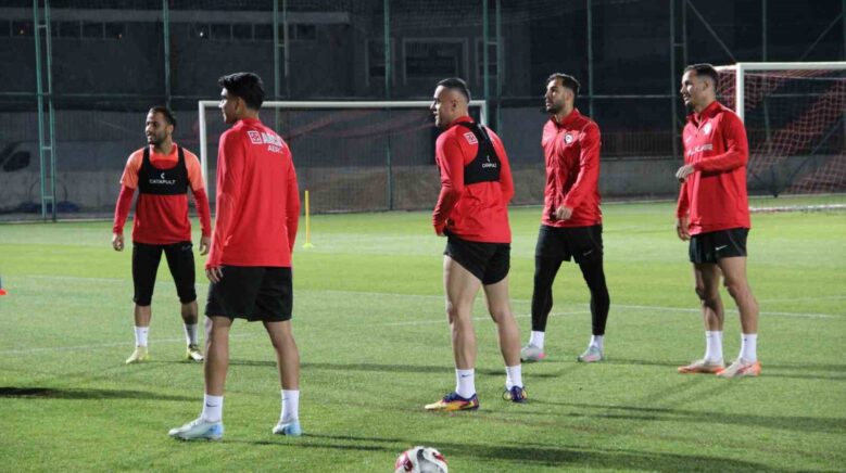 teknik direktor huseyin eroglu yeni takimiyla ilk antrenmanina cikti aI7f3adE