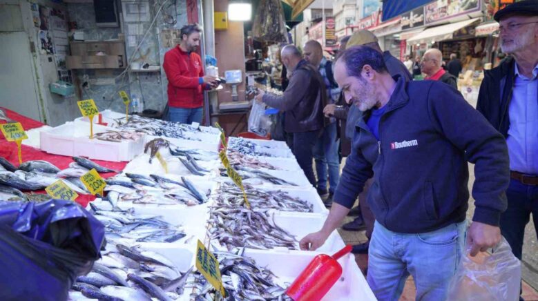 tezgahlarda hamsi bollugu 3xxIf6lU