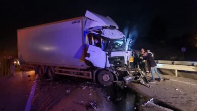 tir dorsesine carpan kamyonun surucusu yaralandi LvRmvN9M