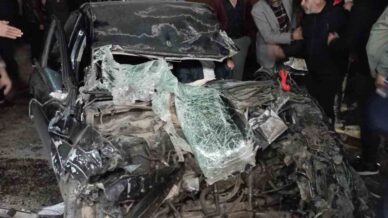 tir dorsesine carpan otomobil hurda yiginina dondu sikisan surucu guclukle kurtarildi cs27UNpu