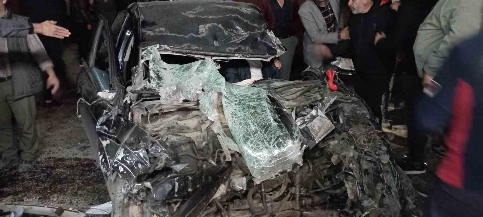 tir dorsesine carpan otomobil hurda yiginina dondu sikisan surucu guclukle kurtarildi cs27UNpu