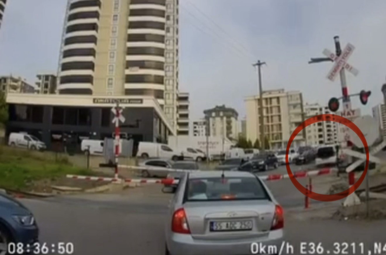 tren yolu hattinda trafik guvenligini tehlikeye dusuren surucuye ceza GRGnv98V