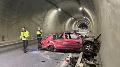 tunelde feci kaza aracin motoru metrelerce ileri savruldu hiz kadrani 200de takili kaldi OgFLeMnB