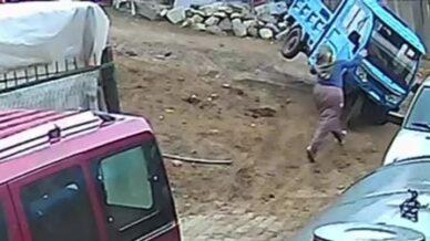 uc tekerlekli motosiklet dengesi kaybolunca devrildi kaza ani kamerada 6zyeV5sX