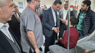 vali barus zehirlenme suphesiyle hastaneye kaldirilan ogrencileri ziyaret etti kGQvESsE