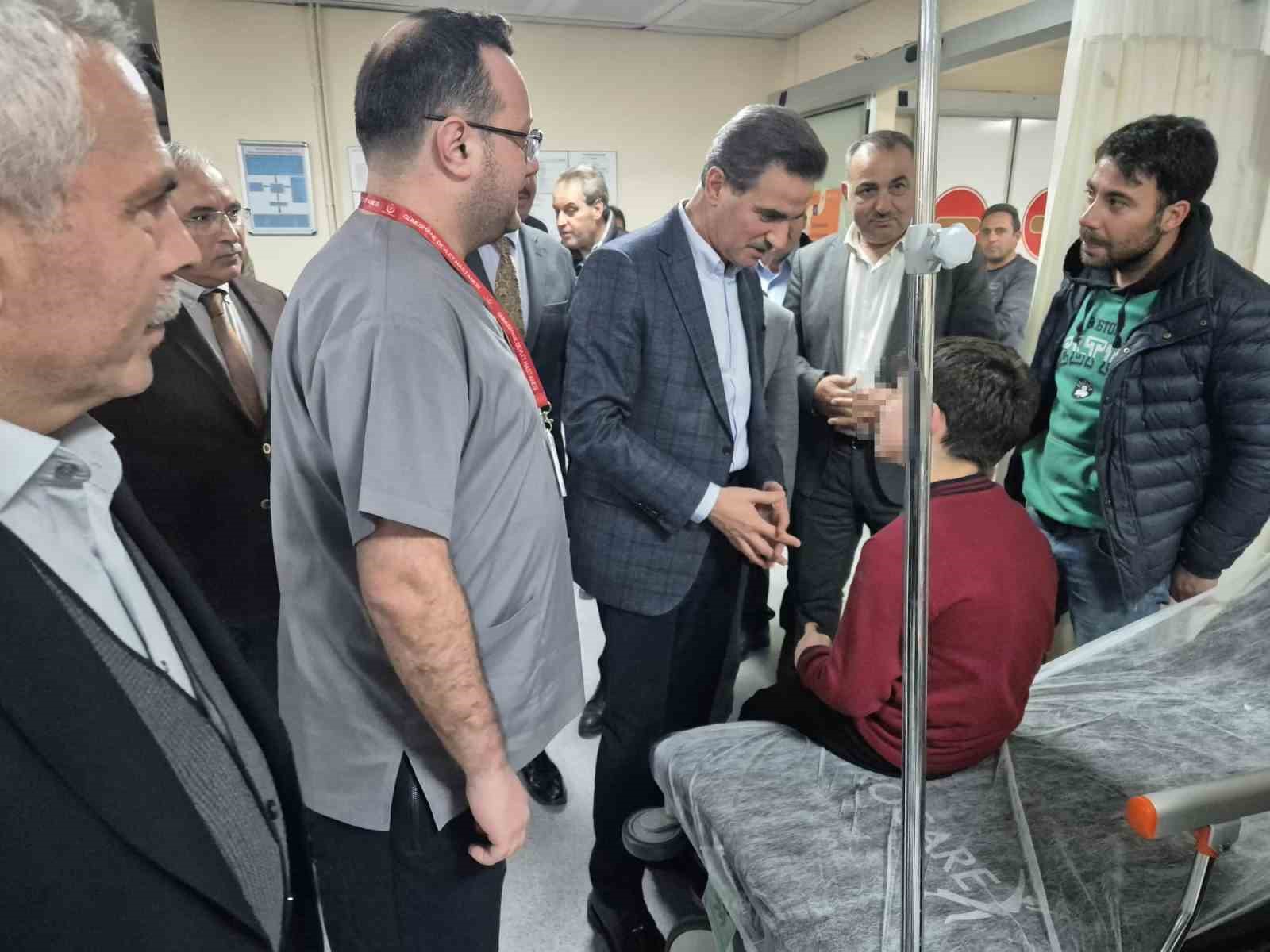 vali barus zehirlenme suphesiyle hastaneye kaldirilan ogrencileri ziyaret etti kGQvESsE