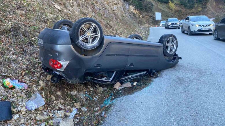 yedigollerde gizli buzlanma otomobili tepetaklak yapti 2 yarali kPhptNnl