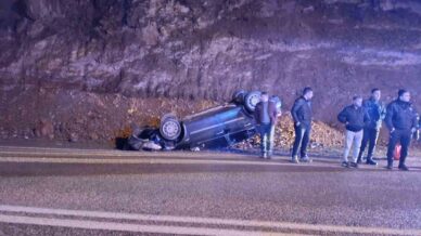 yola dusen kayalardan kacan otomobil takla atti 2 yarali CVAcBW9F