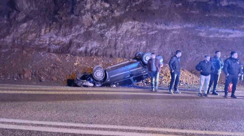 yola dusen kayalardan kacan otomobil takla atti 2 yarali ikIYdjer