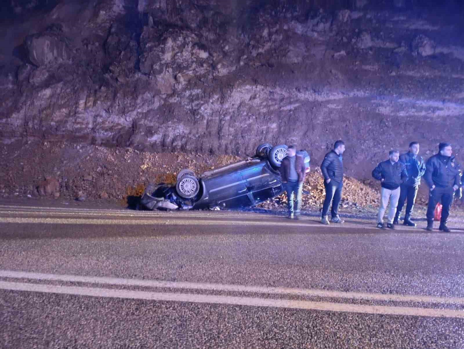 yola dusen kayalardan kacan otomobil takla atti 2 yarali ikIYdjer