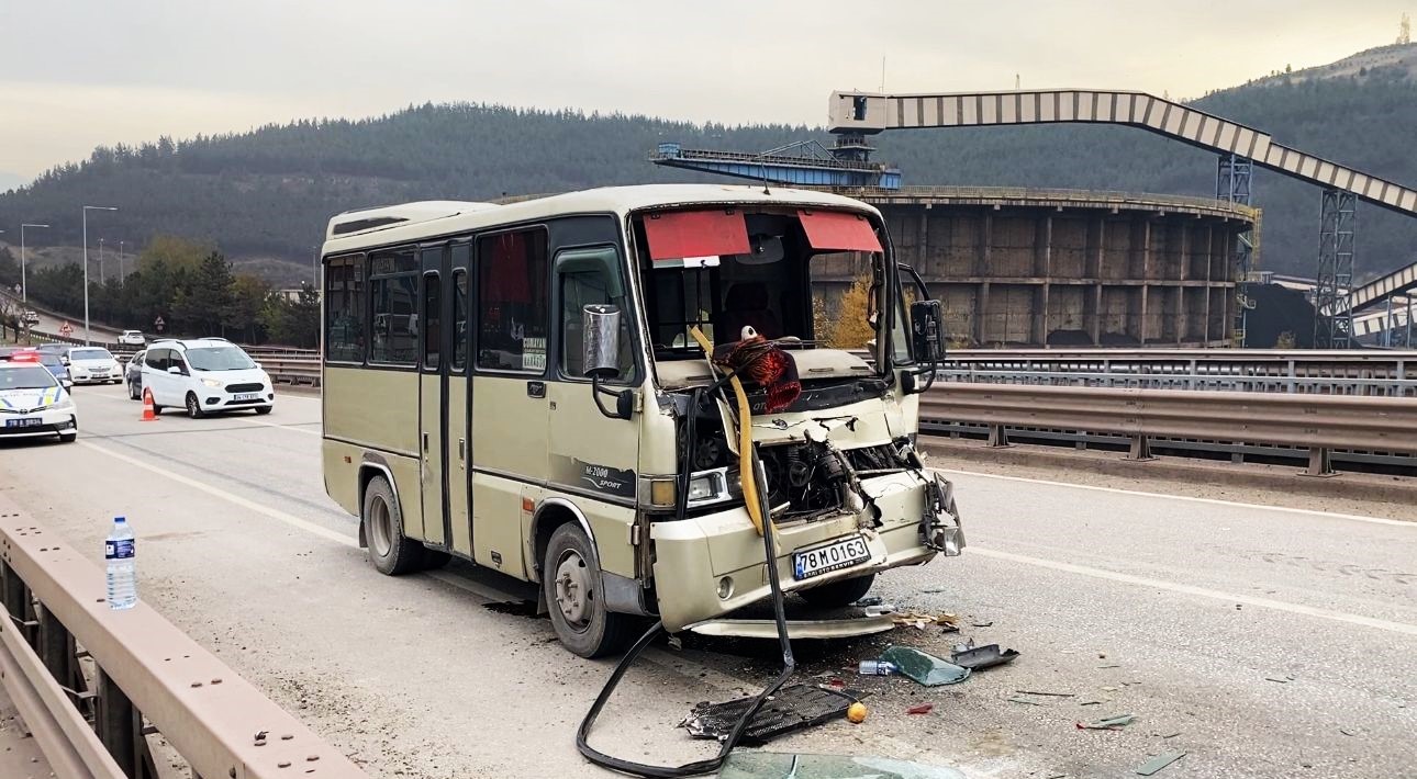 yolcu minibusu tir dorsesine carpti