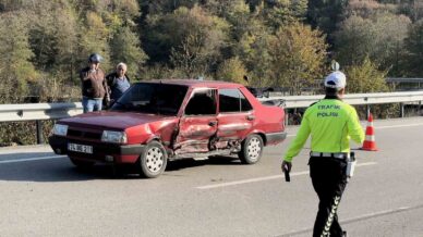 yolcu minibusu ve otomobil carpisti 2 yarali yFYUXNJ9