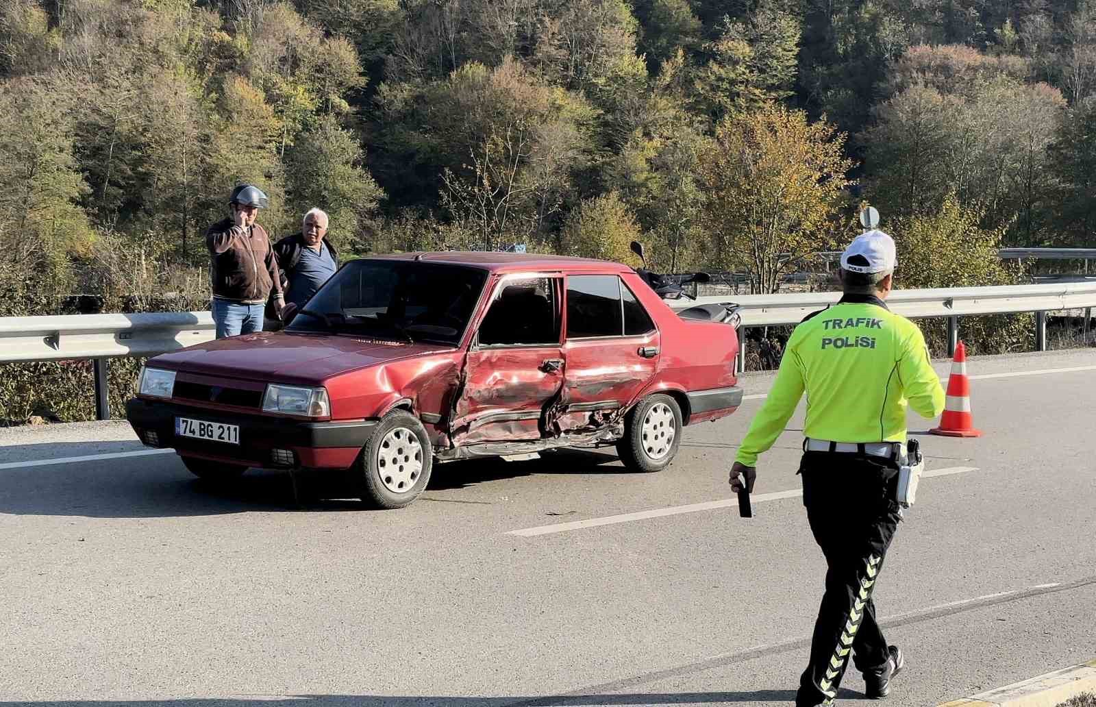 yolcu minibusu ve otomobil carpisti 2 yarali yFYUXNJ9