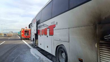 yolcu otobusunun motor kismindan alevler yukseldi d63QJbez