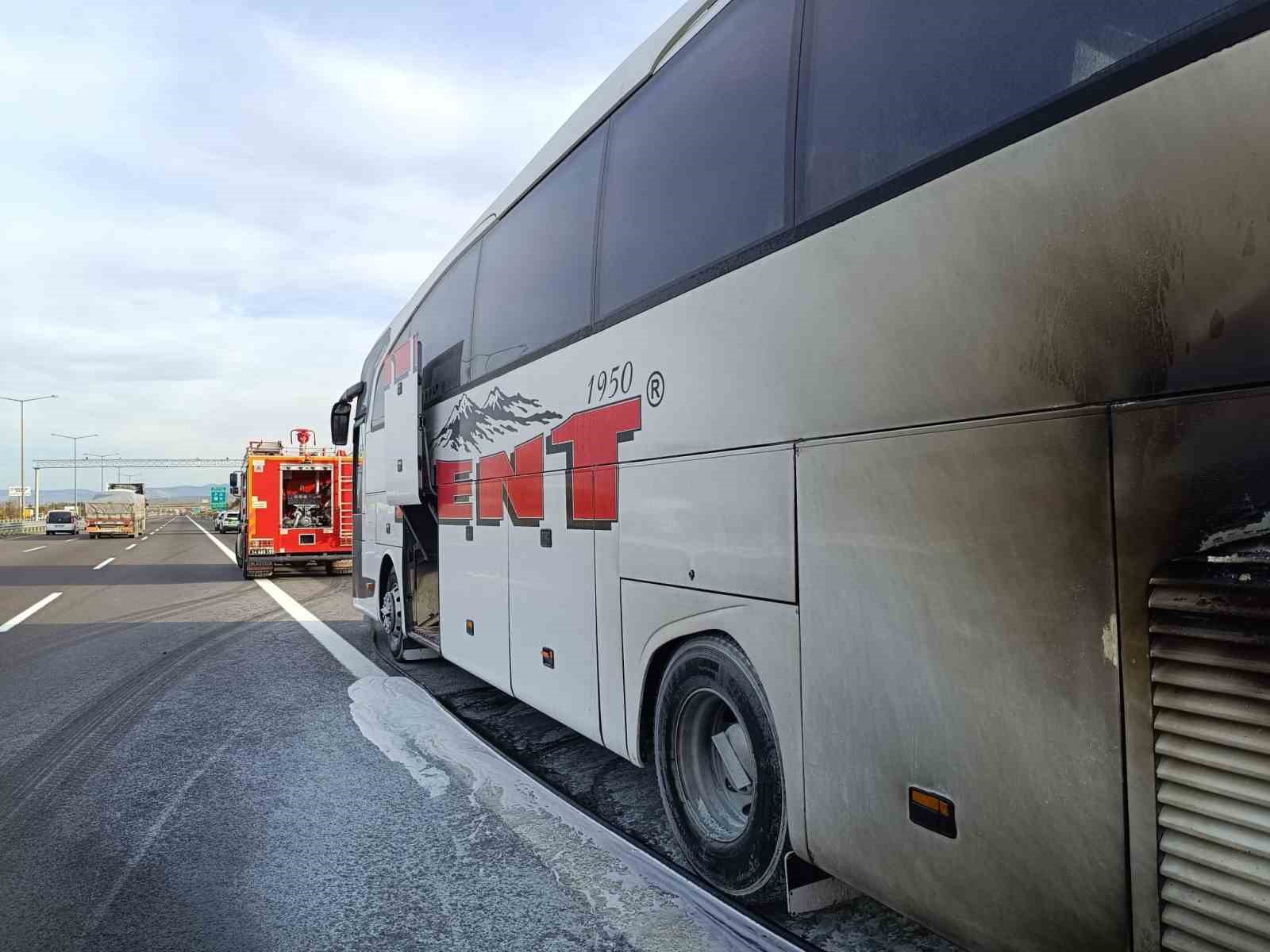 yolcu otobusunun motor kismindan alevler yukseldi d63QJbez