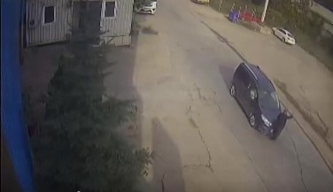 yolun karsisina gecmek isteyen yasli adama aracin carpma ani kamerada ZTHDKRAy