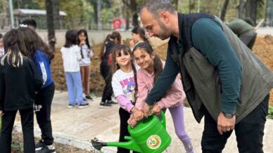 zonguldakta ilkokul ogrencileri fidan dikti wUK5q1KO