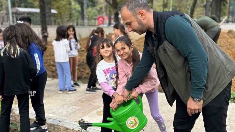 zonguldakta ilkokul ogrencileri fidan dikti wUK5q1KO