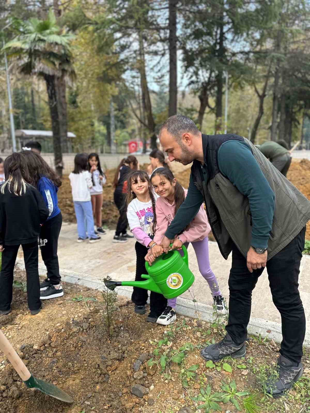 zonguldakta ilkokul ogrencileri fidan dikti wUK5q1KO