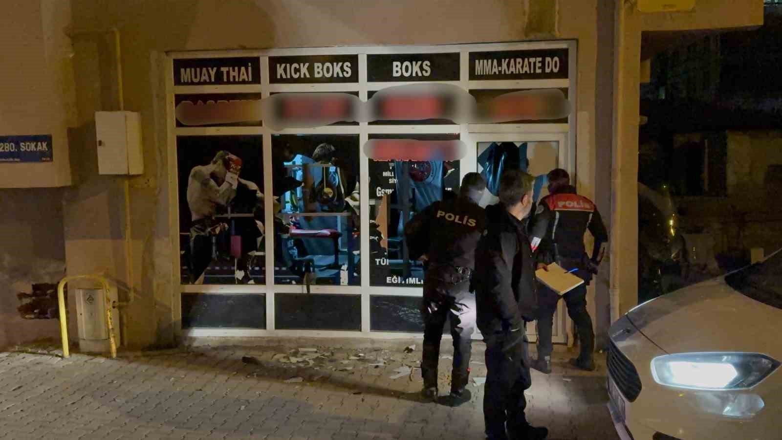 13 yasindaki kiz cocuguna taciz iddiasiyla spor salonunun camlarini kirdilar SDCf7Lsw