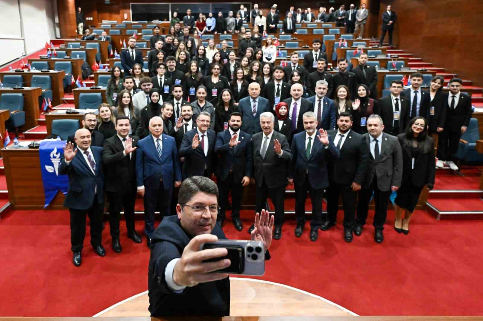 adalet bakani tunc hukuk fakultesi ogrencileri ile bulustu ak86XnfC