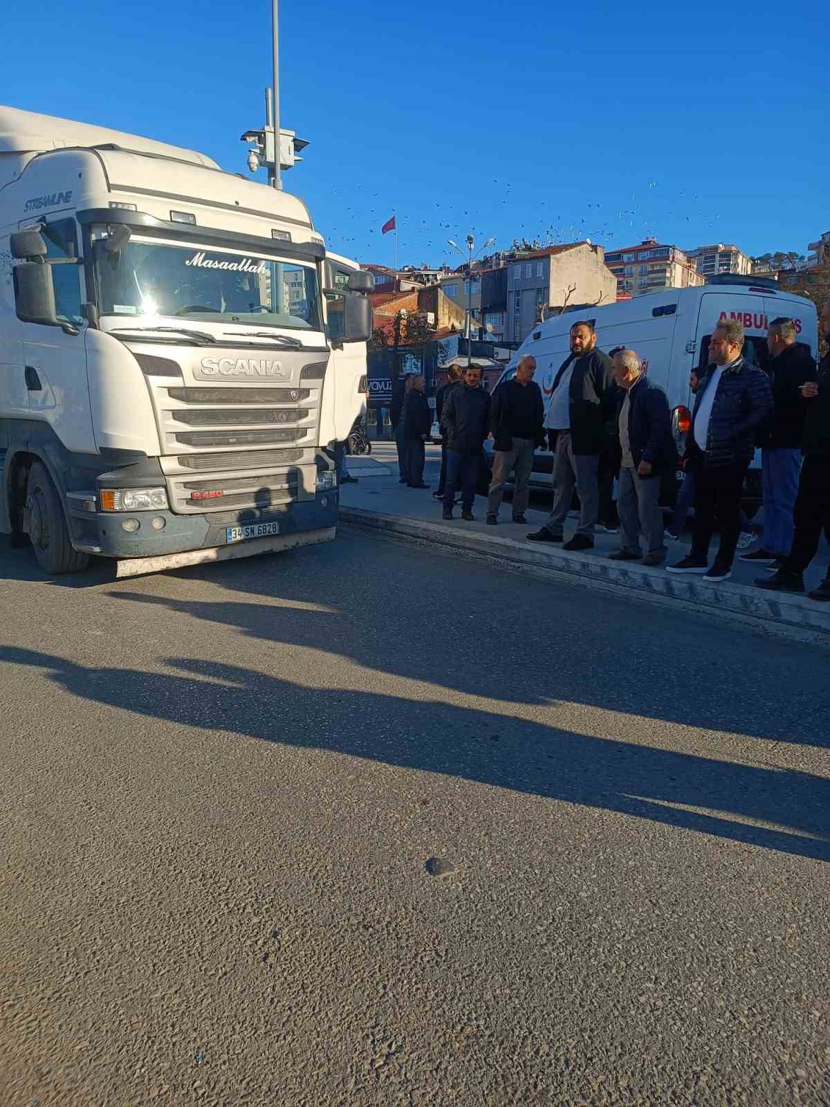 alaplida karsi yola gecmeye calisan cocuga tir carpti 1 yarali