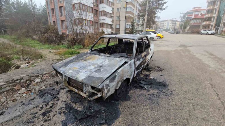 alev topuna donen otomobilden geriye demir yigini kaldi DCZg4eJc