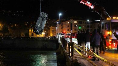 amasyada kontrolden cikan otomobil kopruden yesilirmak nehrine uctu 1 olu 1 yarali a57PDQXf