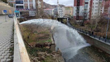 ana su hattindaki tonlarca su harsit cayina akti Bc23K92T